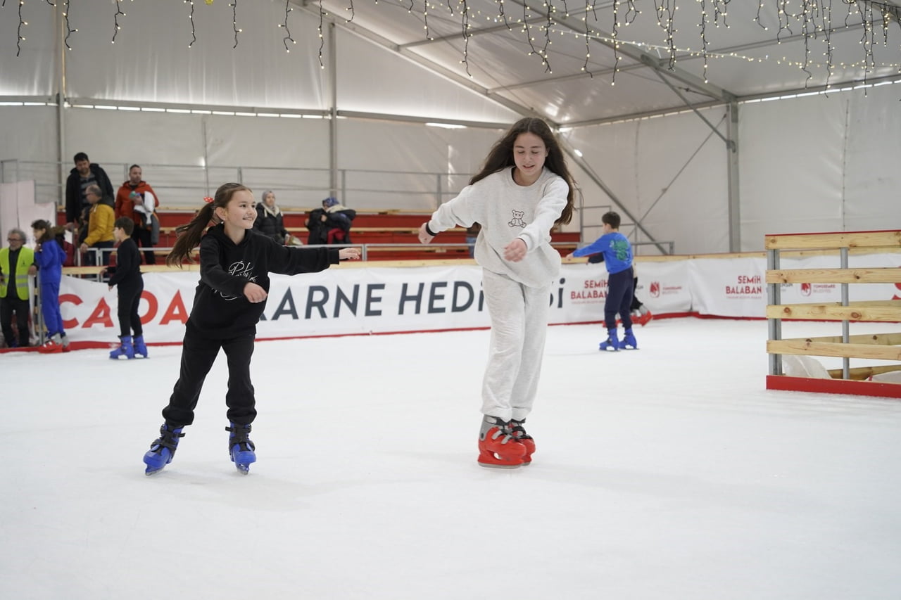 YUNUSEMRE BELEDİYE BAŞKANI SEMİH BALABAN, OKULLARIN ARA TATİLE GİRMESİYLE BİRLİKTE ÖĞRENCİLERİ...