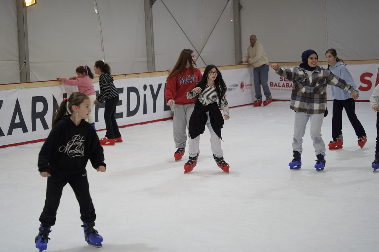 YUNUSEMRE BELEDİYE BAŞKANI SEMİH BALABAN, OKULLARIN ARA TATİLE GİRMESİYLE BİRLİKTE ÖĞRENCİLERİ...