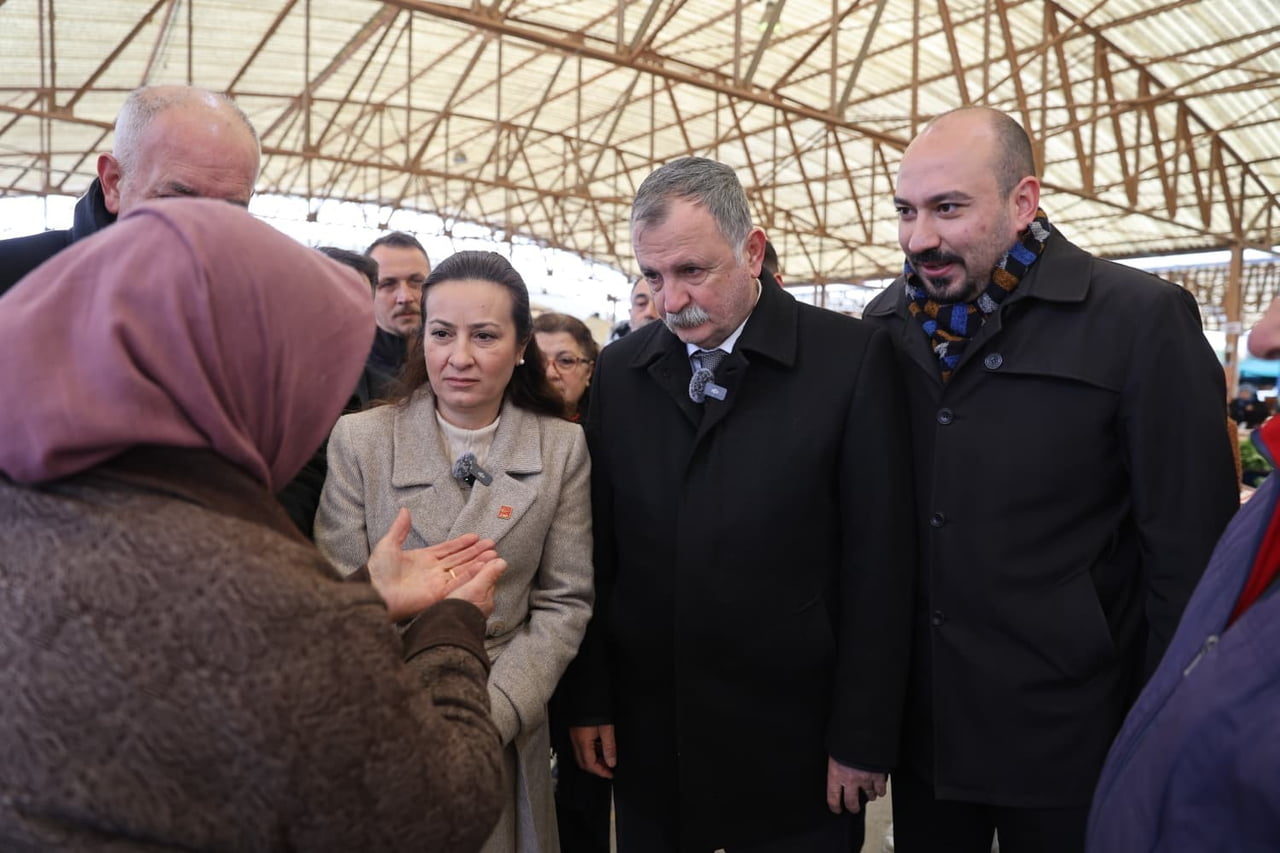 YUNUSEMRE BELEDİYE BAŞKANI SEMİH BALABAN VE CHP MANİSA İL BAŞKANI İLKSEN ÖZALPER, LALELİ PAZARI’NI...