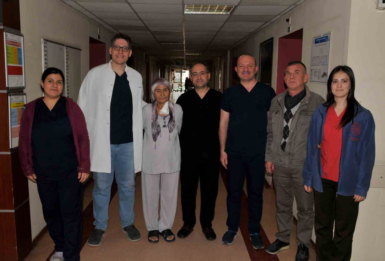 YUTMA GÜÇLÜĞÜ ŞİKÂYETİYLE DENİZLİ DEVLET HASTANESİ’NE BAŞVURAN 66 YAŞINDAKİ ŞENGÜL KORKMAZ’A YEMEK...