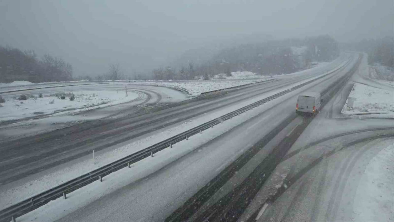 ZONGULDAK'IN YÜKSEK KESİMLERİNDE SABAH SAATLERİNDEN İTİBAREN DEVAM EDEN KAR YAĞIŞI ETKİSİNİ...