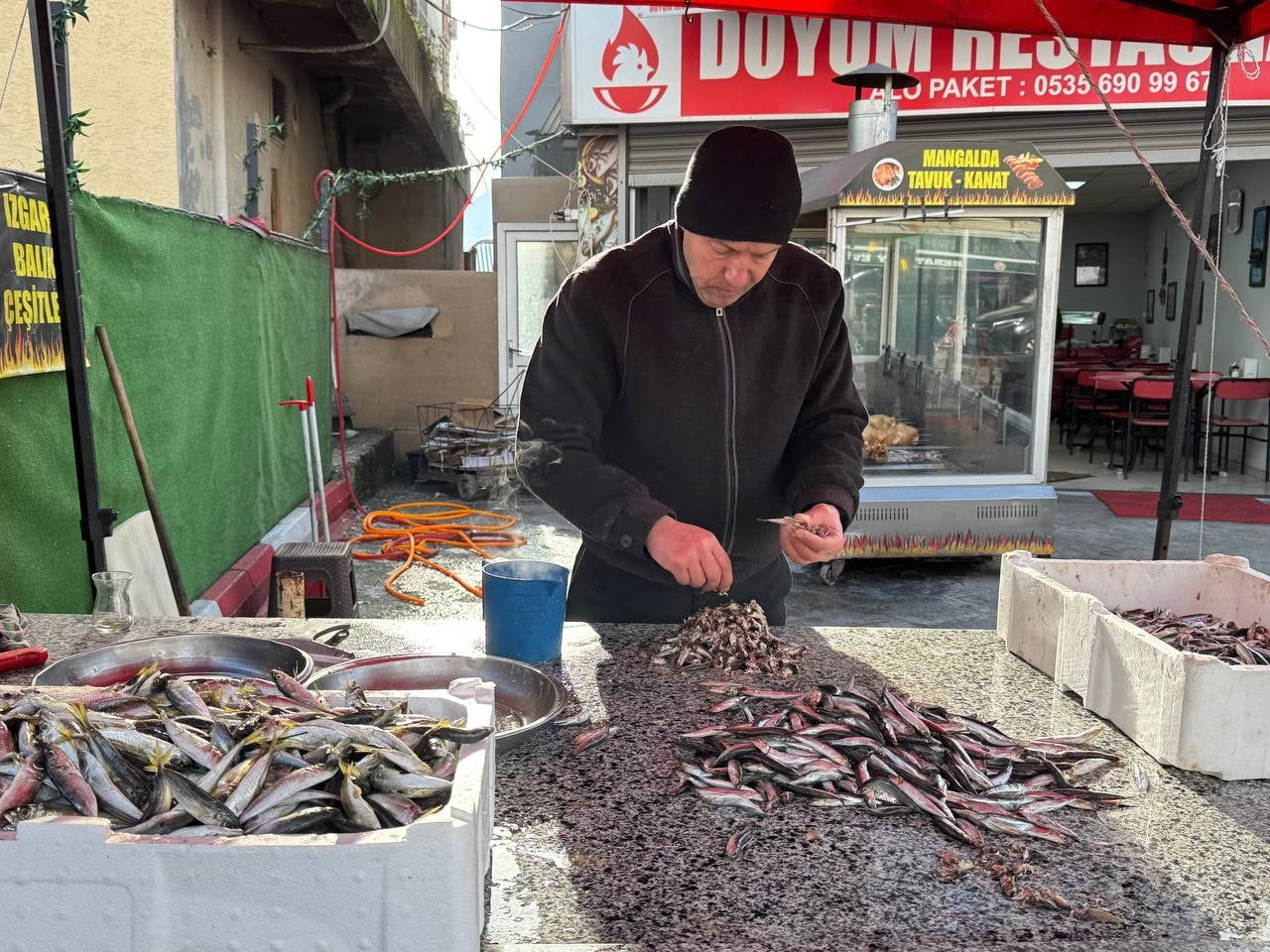 ZONGULDAK'TA DENİZLERDE AVLANAN BALIK MİKTARININ AZALMASI TEZGAH FİYATLARINA YANSIDI. HAMSİ...