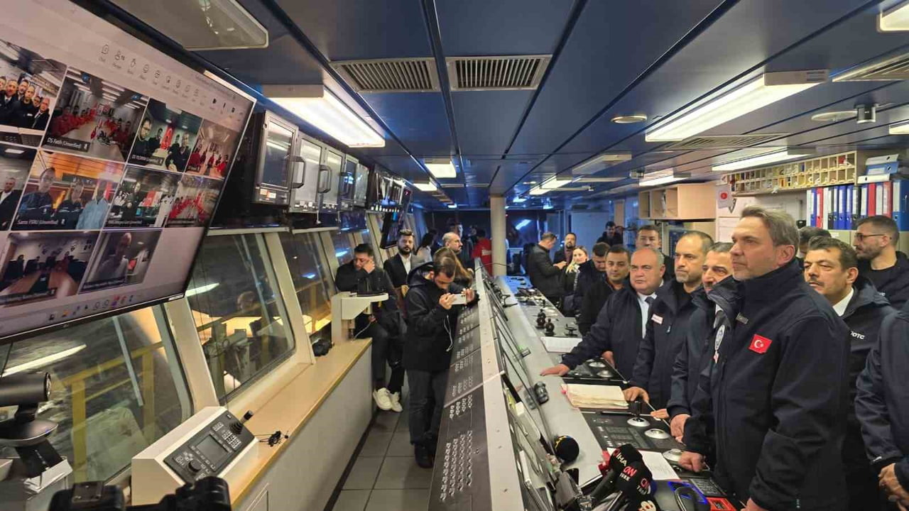 ZONGULDAK'TA FİLYOS LİMANI'NDAKİ YAVUZ SONDAJ GEMİSİ'NDEN SONDAJ, SİSMİK ARAŞTIRMA GEMİLERİ VE...