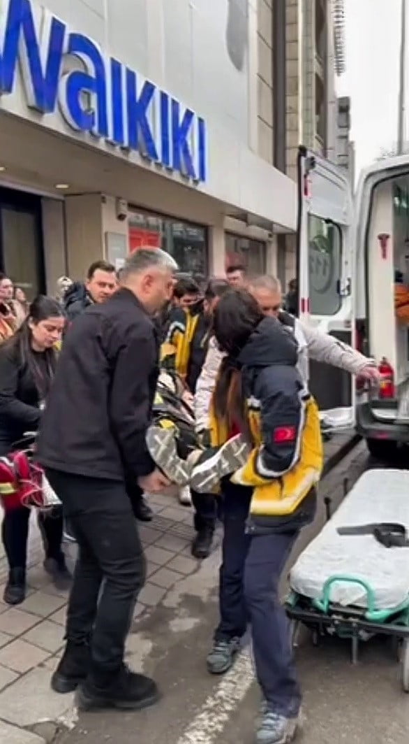 ZONGULDAK'TA MAĞAZADA ALIŞVERİŞ YAPAN HAMİDE K. İSİMLİ KADIN KAYBEDEREK MERDİVENLERDEN DÜŞTÜ. AĞIR...