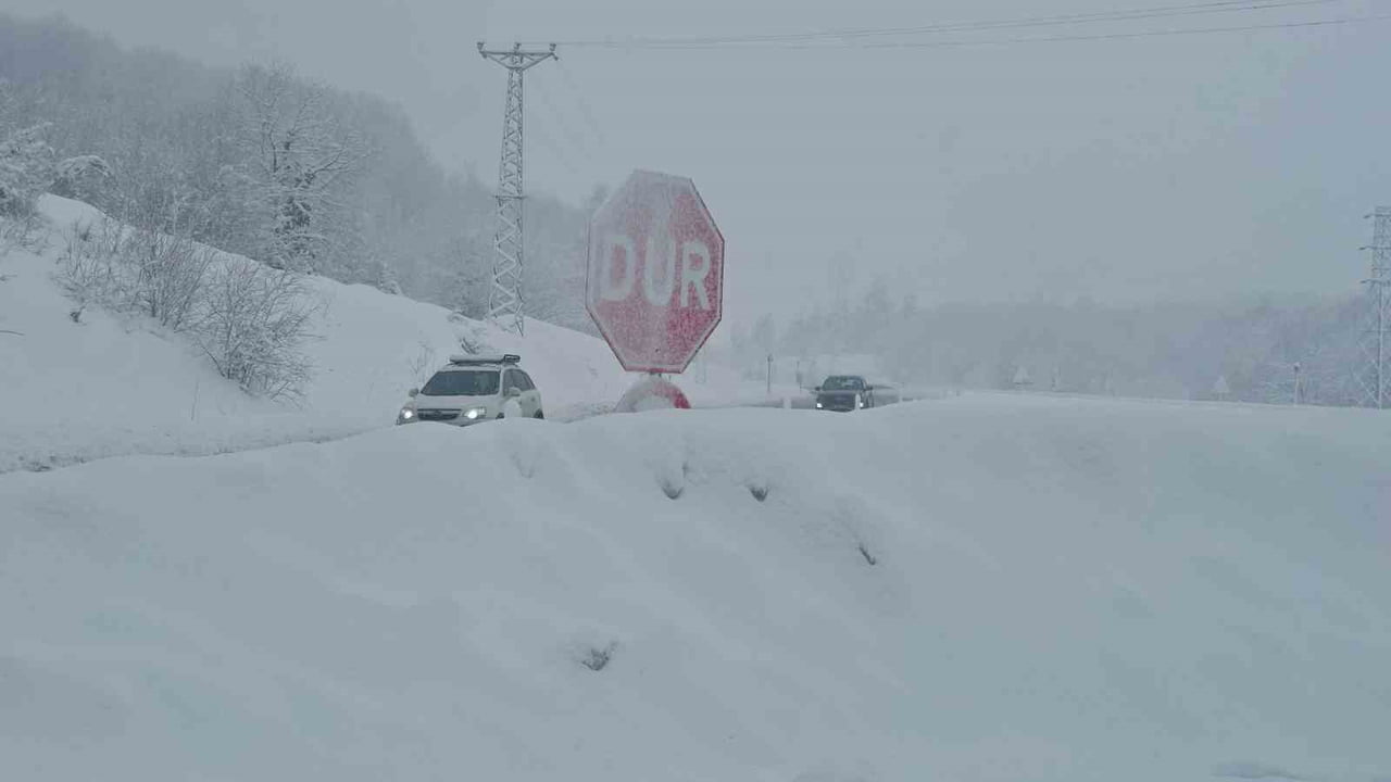 ZONGULDAK'TA YOĞUN KAR YAĞIŞI ULAŞIMI OLUMSUZ ETKİLEDİ. ZONGULDAK-EREĞLİ KARA YOLUNDA EKİPLER YOLU...