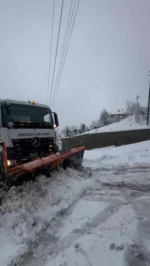 ZONGULDAK GENELİNDE ETKİLİ OLAN KAR YAĞIŞI SONRASI 96 KÖY YOLU ULAŞIMA KAPANDI. İL ÖZEL İDARESİ...