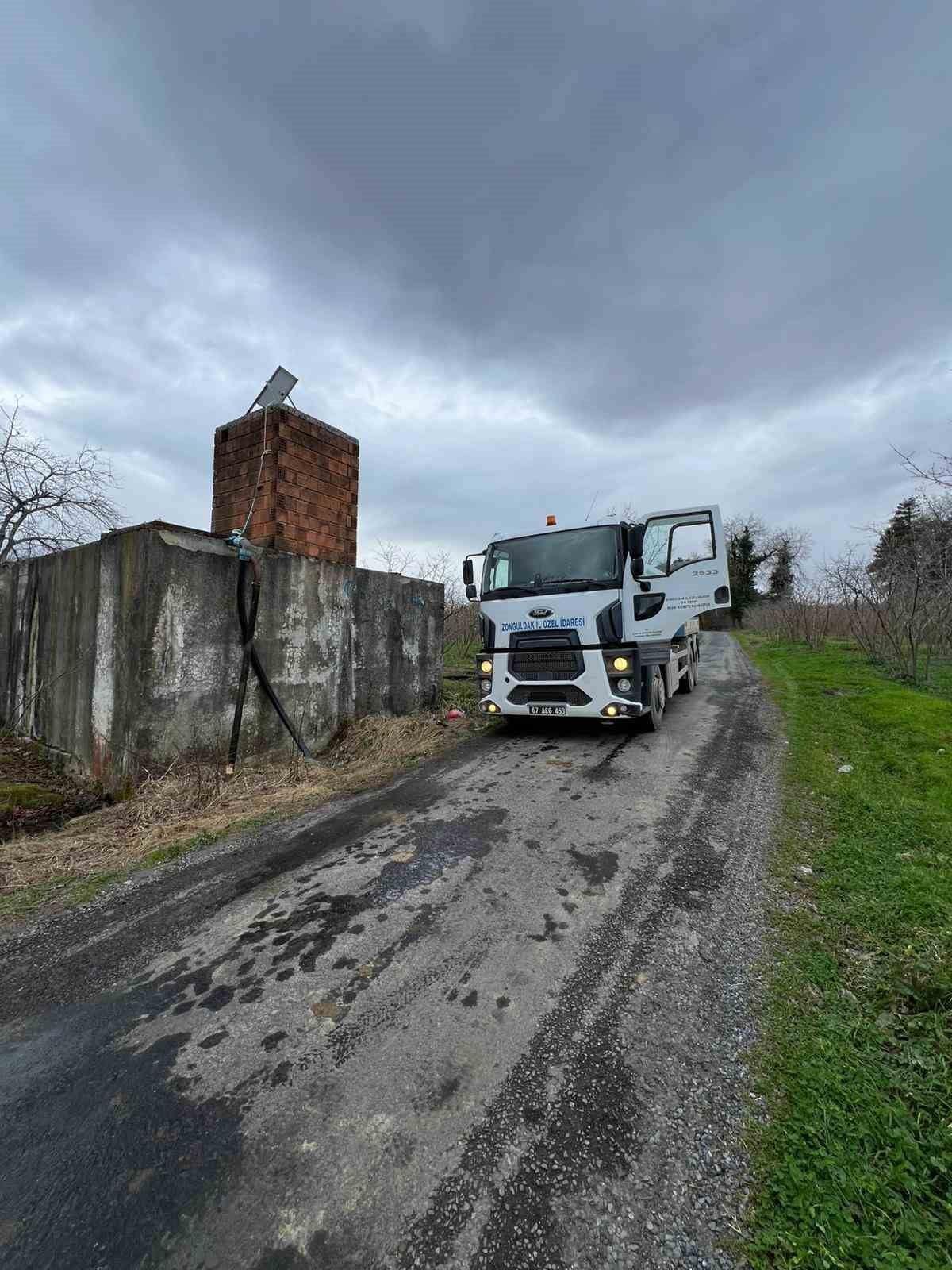 ZONGULDAK (İHA) - ZONGULDAK’IN ALAPLI İLÇESİNDE DERE YATAĞINA ATILAN ÖLÜ TAVUKLAR NEDENİYLE 8...