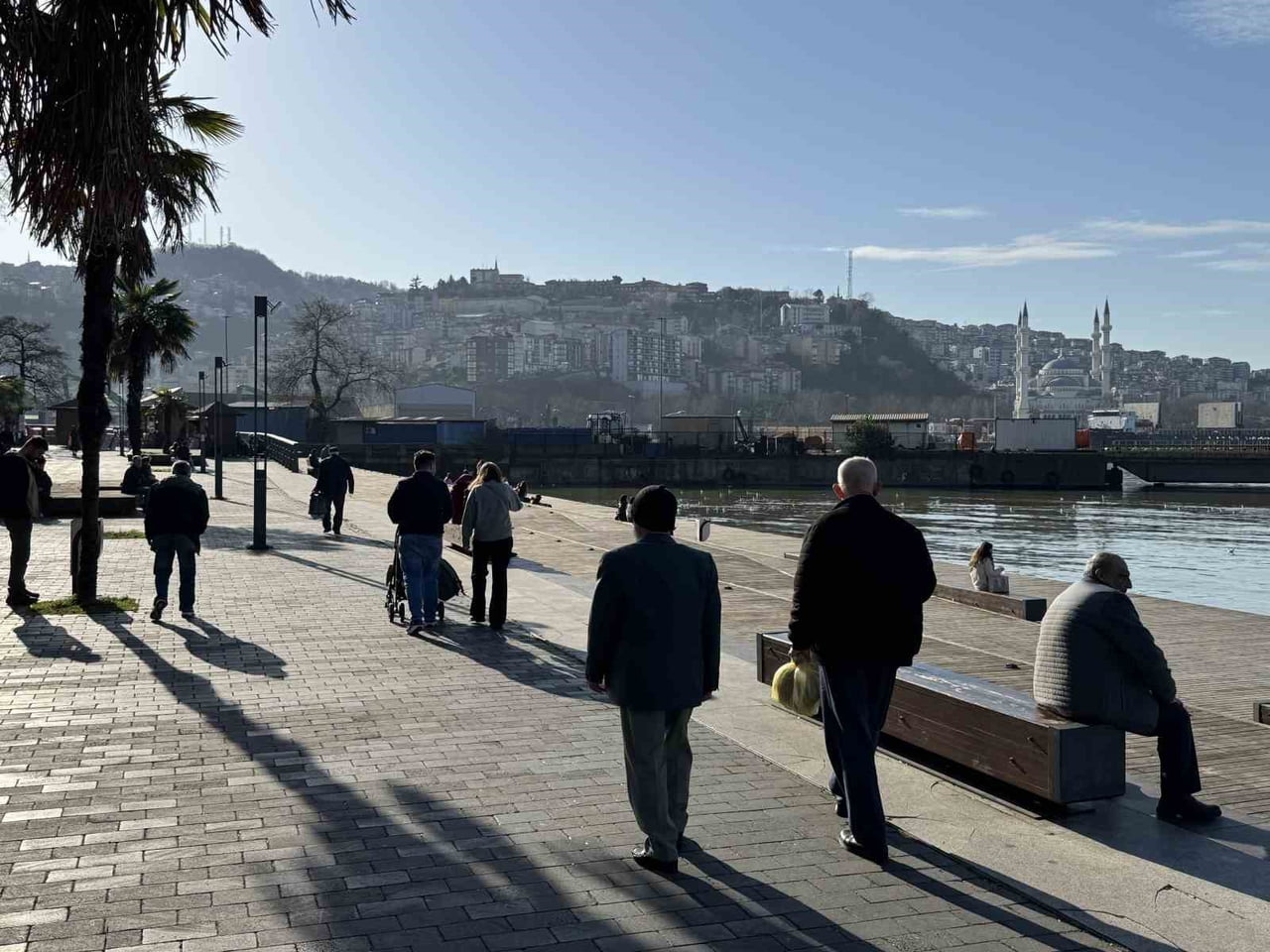 ZONGULDAK(İHA)-ZONGULDAK’TA SICAK HAVAYI GÖREN VATANDAŞLAR SAHİLLERE AKIN ETTİ.