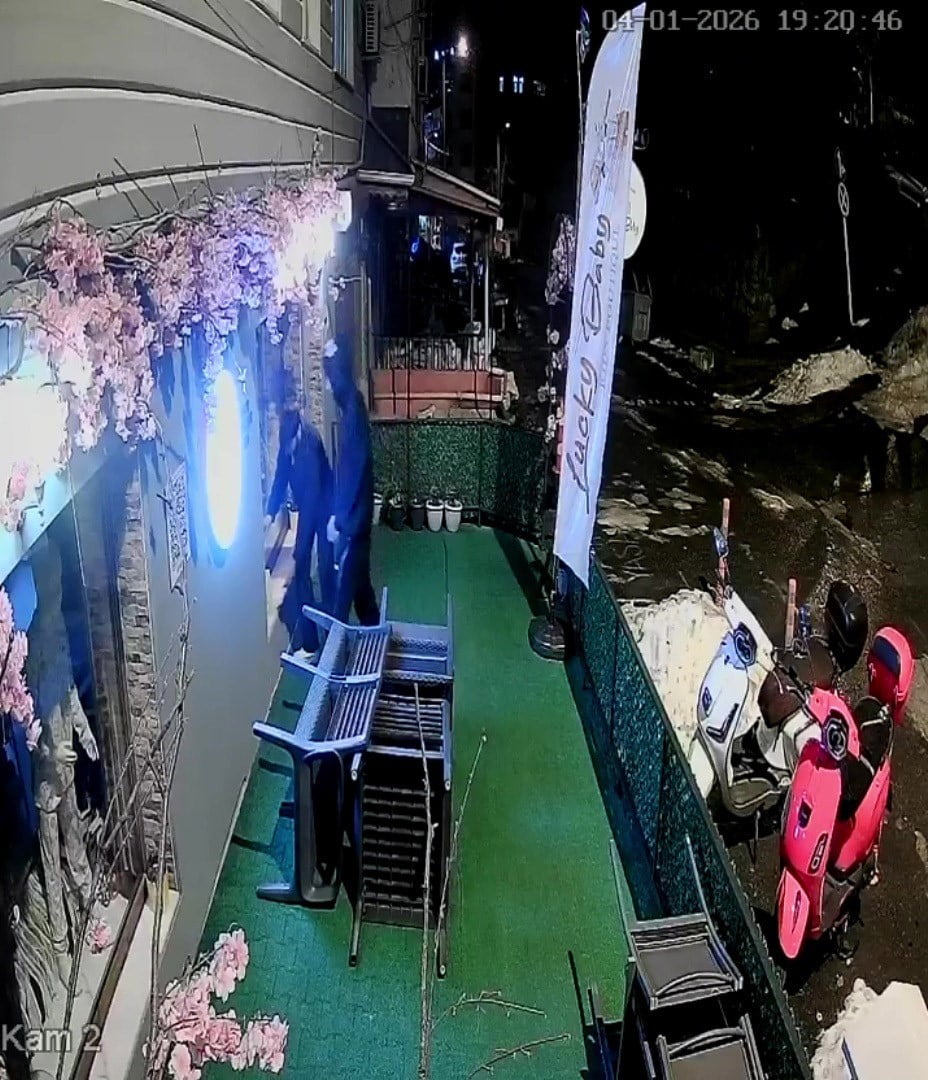 ZONGULDAK’IN EREĞLİ İLÇESİNDE BİR ESNAFIN DÜKKANININ ÖNÜNE YAPTIĞI KARDAN ADAMI YIKAN GENÇLER...