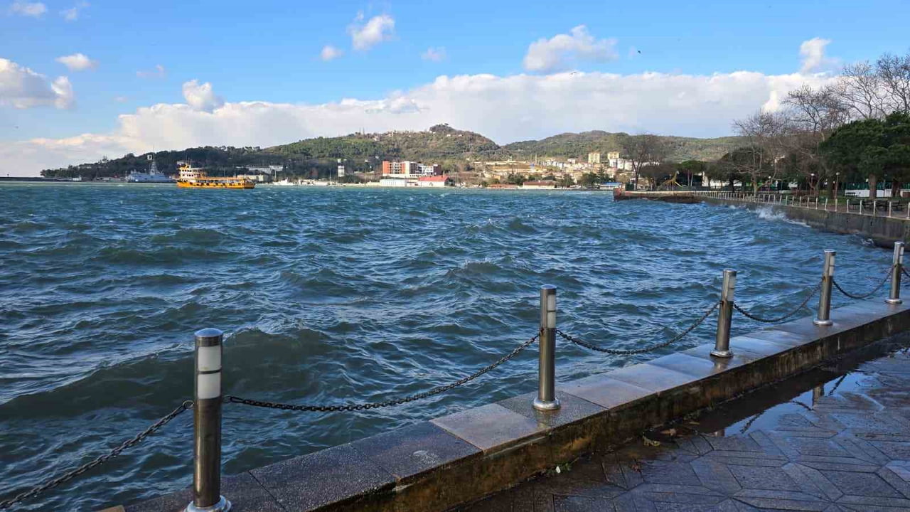 ZONGULDAK’IN EREĞLİ İLÇESİNDE SABAH SAATLERİNDE BAŞLAYAN YAĞMUR, ÖĞLE SAATLERİNDEN İTİBAREN YERİNİ...