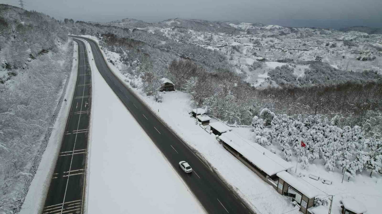 ZONGULDAK’TA ETKİLİ OLAN KAR YAĞIŞININ ARDINDAN ZONGULDAK-EREĞLİ KARA YOLUNDA ULAŞIM NORMALE...