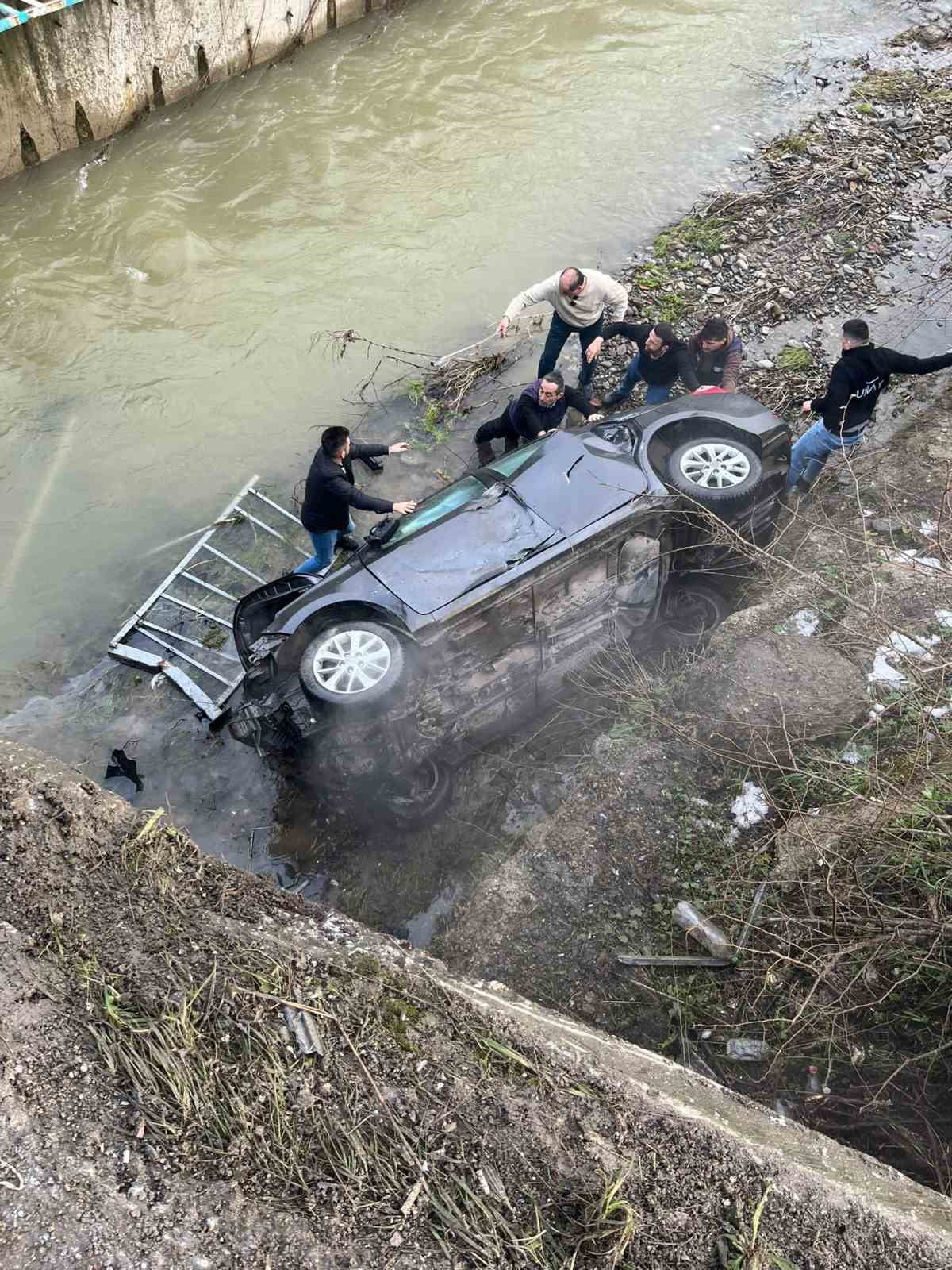 ZONGULDAK’TA KONTROLDEN ÇIKAN BİR OTOMOBİL 20 METRE YÜKSEKLİKTEKİ KÖPRÜDEN DEREYE UÇTU. KAZADA...