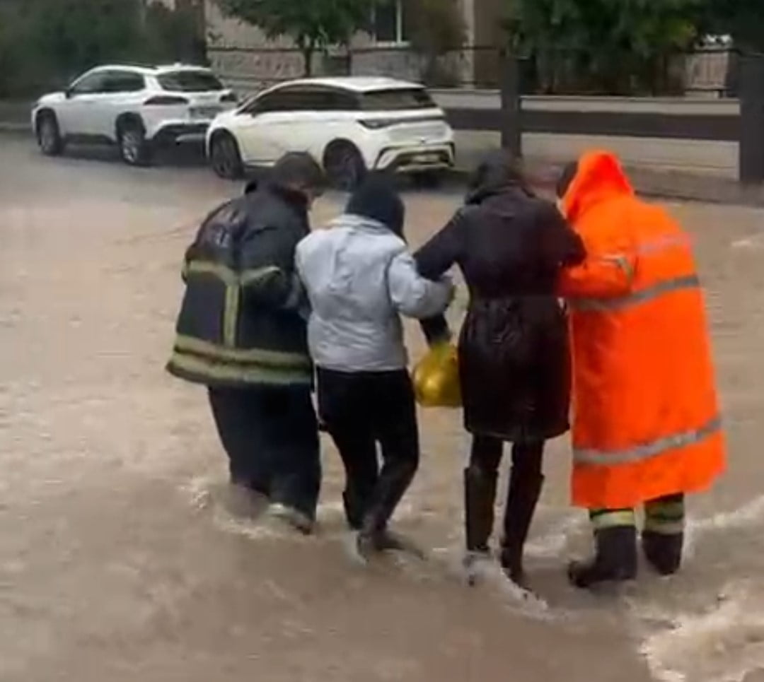 ADANA’DA METEOROLOJİ VERİLERİNE GÖRE METREKAREYE 138 KİLOGRAM YAĞIŞ DÜŞTÜĞÜ BİLDİRİLDİ. BU...