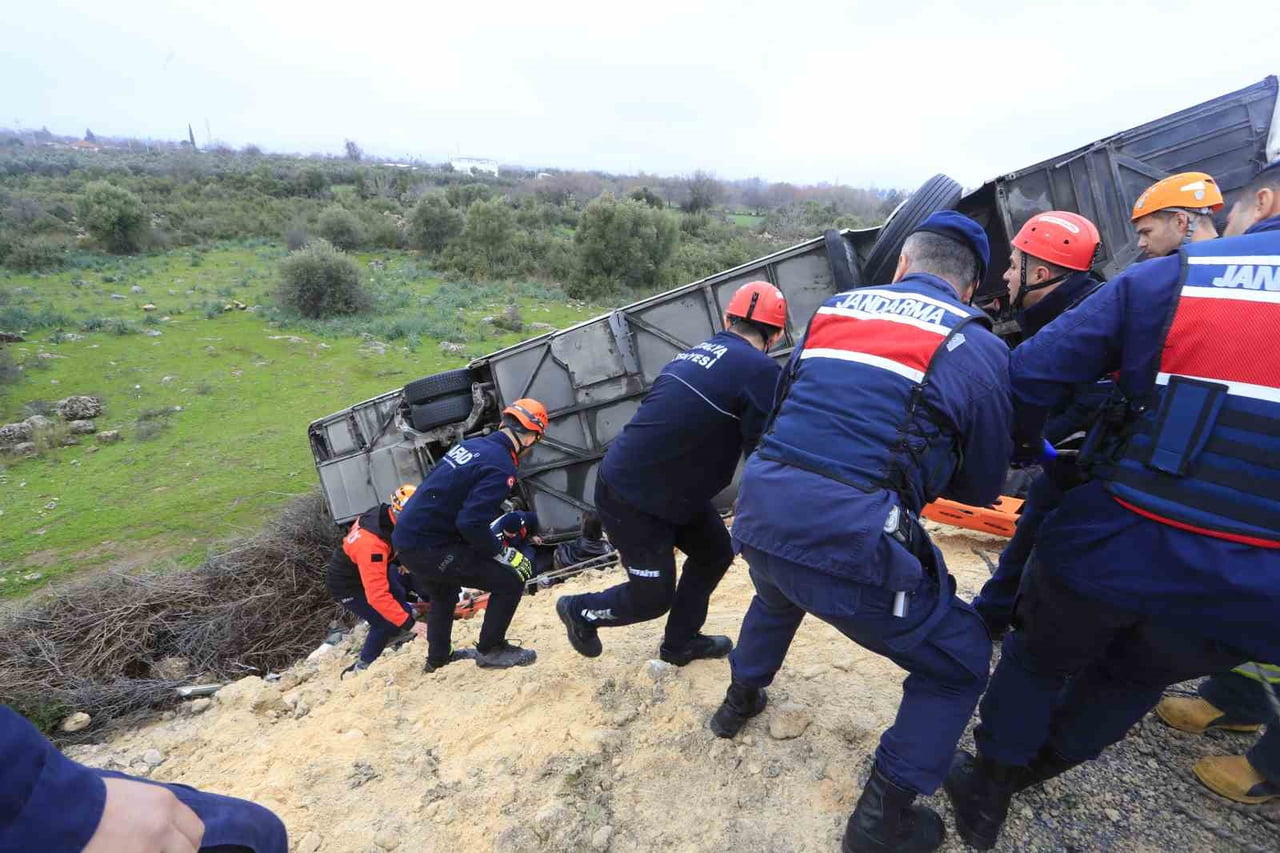 ANTALYA'DA YOLCU OTOBÜSÜNÜN KONTROLDEN ÇIKARAK DEVRİLMESİ SONUCU 8 KİŞİ HAYATINI KAYBETTİ, 26 KİŞİ...