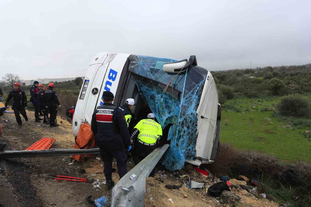 ANTALYA'DA YOLCU OTOBÜSÜNÜN KONTROLDEN ÇIKARAK DEVRİLMESİ SONUCU MEYDANA GELEN TRAFİK KAZASINDA 8...