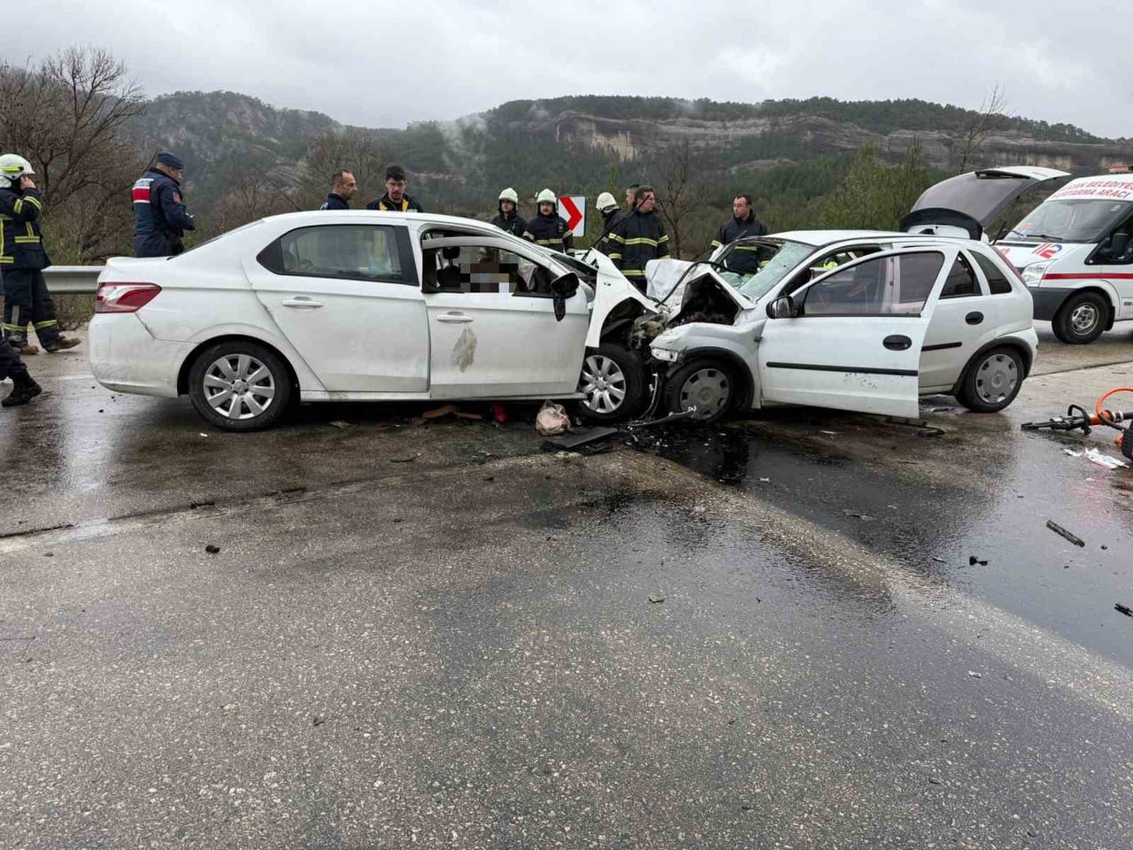 ANTALYA-ISPARTA KARA YOLUNDA İKİ OTOMOBİLİN KAFA KAFAYA ÇARPIŞMASI SONUCU 6 KİŞİ HAYATINI...