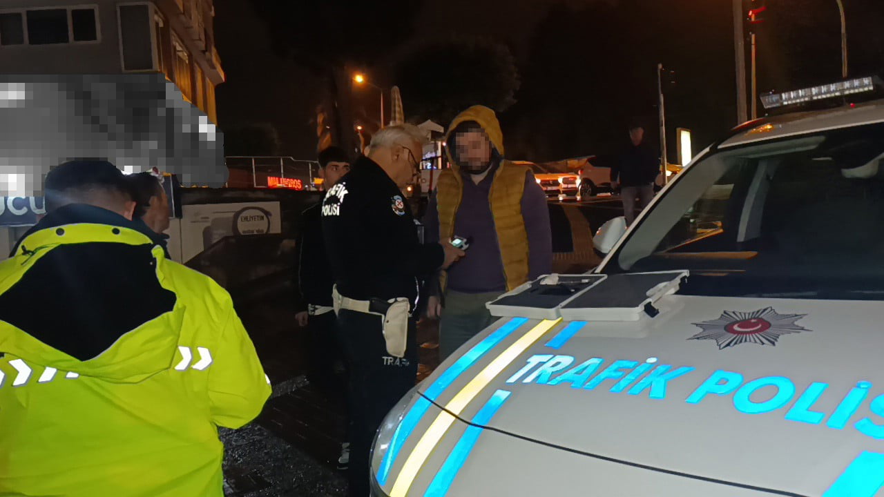 ANTALYA’NIN MANAVGAT İLÇENDE BİR KAVŞAKTA KIRMIZI IŞIKTA BEKLEYEN HAFİF TİCARİ ARACA ARKADAN...