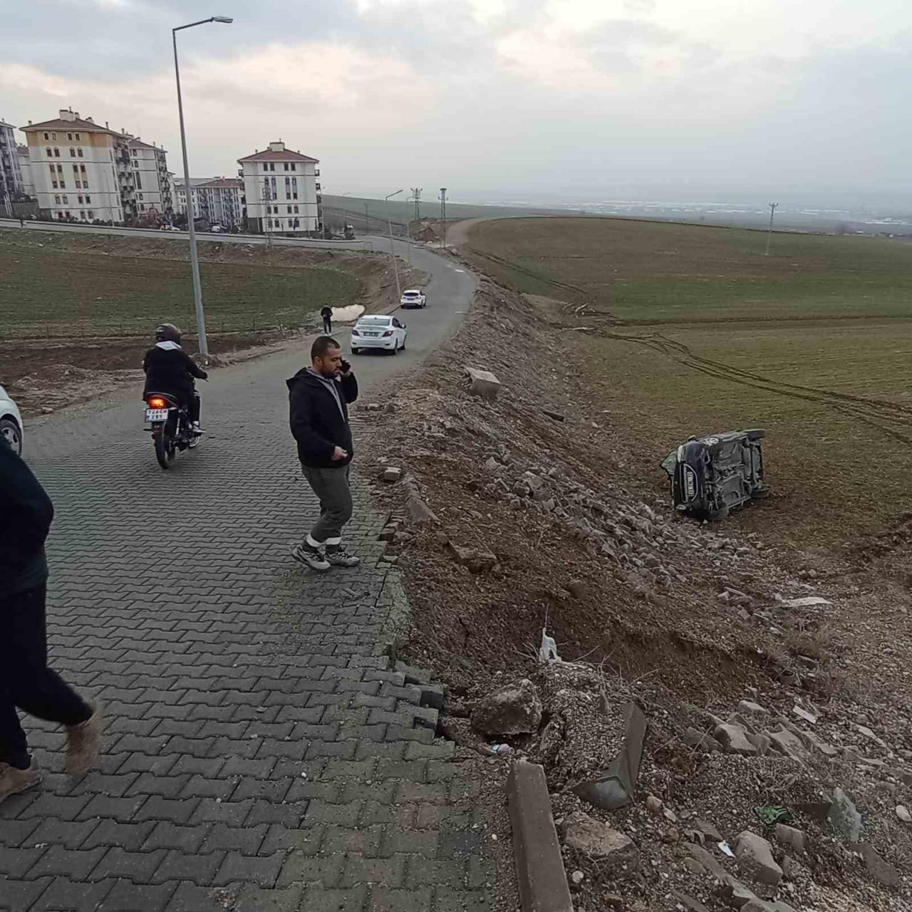 BATMAN’DA OTOMOBİLİN ŞARAMPOLE YUVARLANMASI SONUCU MEYDANA GELEN KAZADA 1 KİŞİ YARALANDI.