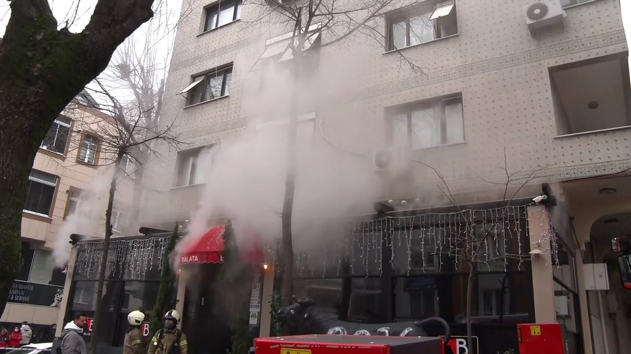 BAYRAMPAŞA'DA BULUNAN BİR RESTORANDA YANGIN ÇIKTI.