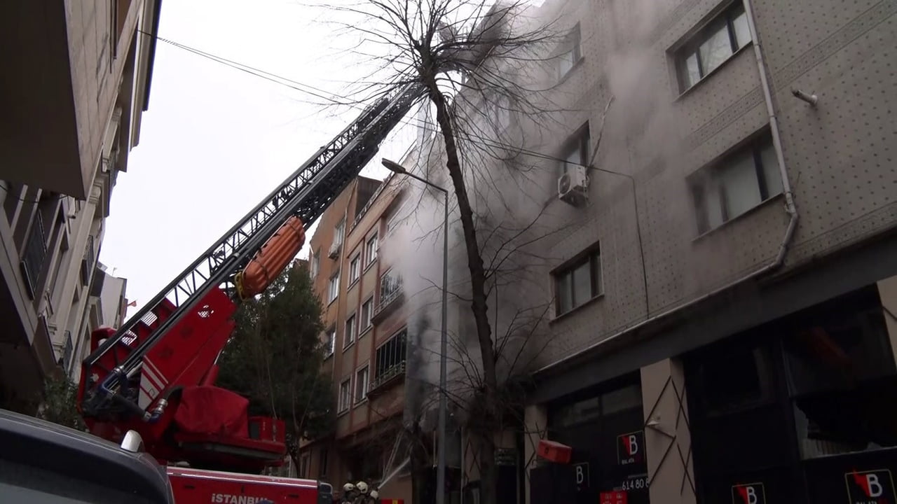 BAYRAMPAŞA'DA BULUNAN BİR RESTORANDA YANGIN ÇIKTI.