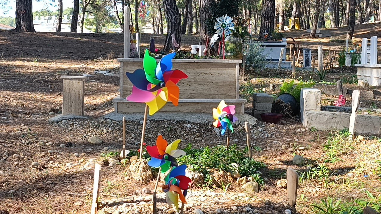 BEBEK MEZARLIĞI, RENGARENK RÜZGAR GÜLLERİ, OYUNCAKLAR VE BEBEK KIYAFETLERİYLE ZİYARETÇİLERE...