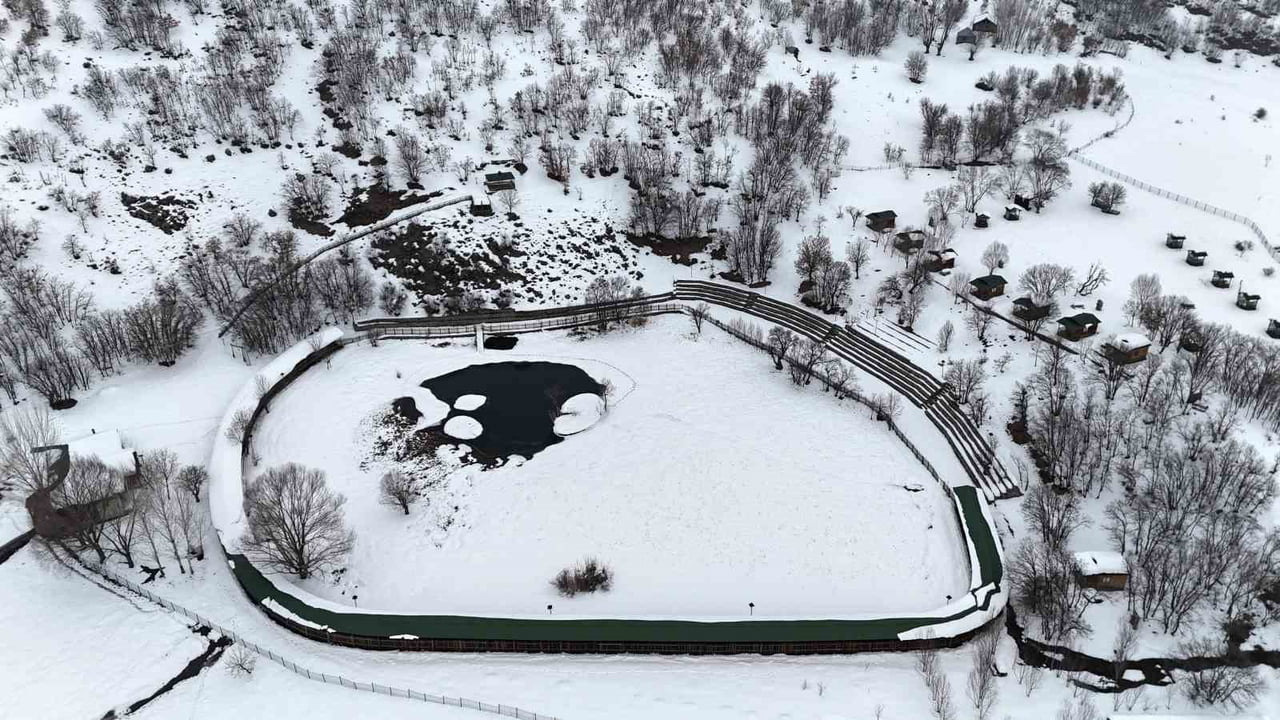 BİNGÖL’ÜN SOLHAN İLÇESİNDE YER ALAN YÜZEN ADALAR, ETKİLİ OLAN KAR YAĞIŞININ ARDINDAN BEYAZ ÖRTÜYLE...