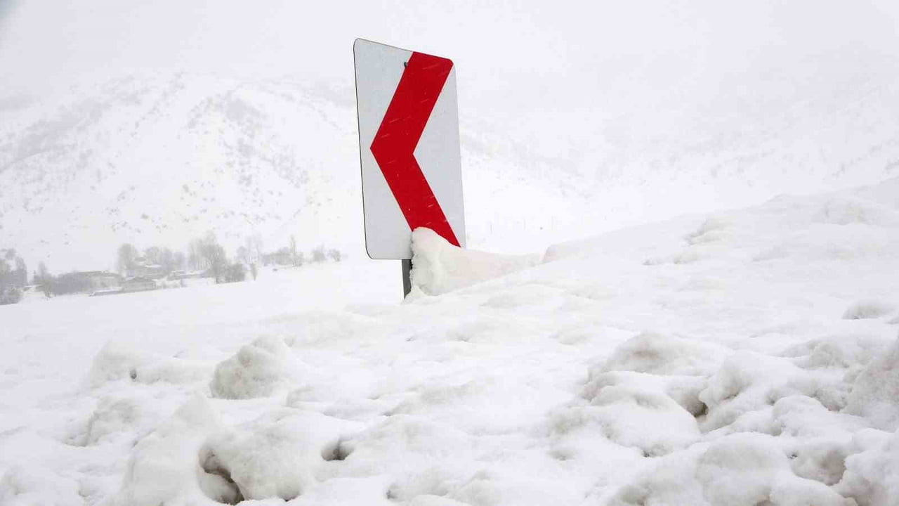 BİTLİS’TE ARALIKLARLA ETKİSİNİ SÜRDÜREN KAR YAĞIŞI, ÖZELLİKLE YÜKSEK RAKIMLI KIRSAL BÖLGELERDE...