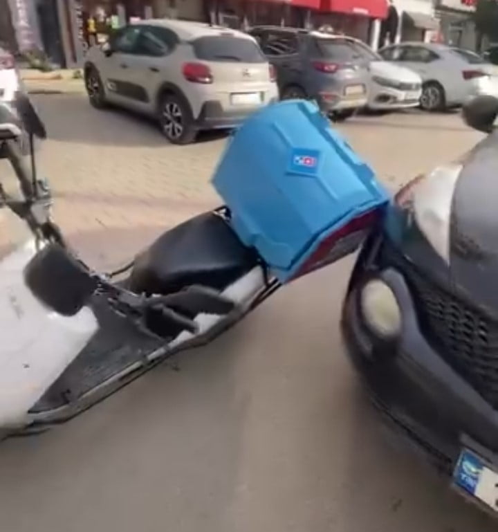 BURSA'NIN OTOMOBİL SÜRÜCÜSÜ İLE MOTOKURYE ARASINDA ÇIKAN TARTIŞMA UZUN SÜRE DEVAM ETTİ. TARAFLARIN...