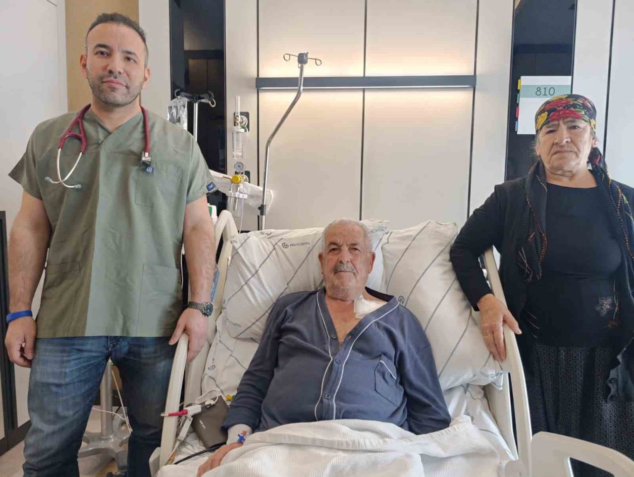 DOÇ. DR. KEMAL GÖÇER (SOLDA), HASTA İBRAHİM CEBELİER (ORTADA), HASTA YAKINI ZEHRA CEMİLE...