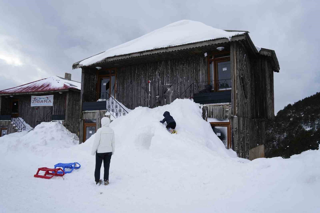 DOĞU KARADENİZ’İN ÖNEMLİ KIŞ TURİZM MERKEZLERİNDEN ZİGANA DAĞI’NDAKİ GÜMÜŞKAYAK KAYAK TESİSİ...
