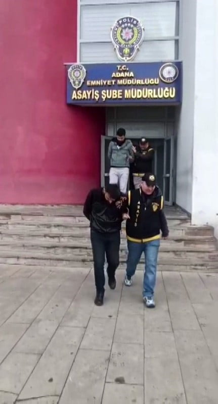 DOLANDIRICILIĞI YAPAN İKİ ŞÜPHELİ DE YAKALANARAK ÇIKARILDIKLARI MAHKEMECE TUTUKLANDI.