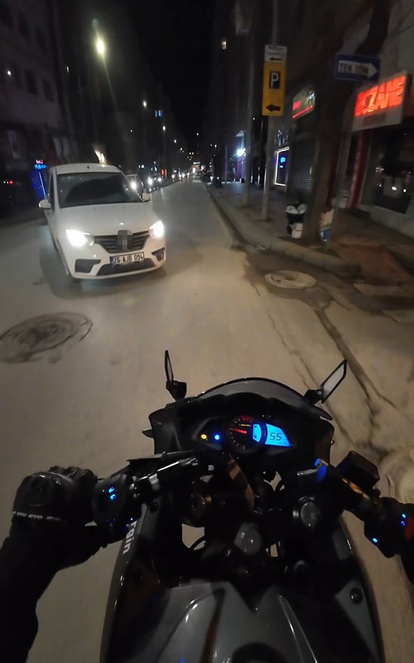 ESKİŞEHİR’DE CADDEDE İLERLERKEN ÖNÜNE ÇIKAN ARACA ÇARPMAKTAN SON ANDA KURTULAN MOTOSİKLET...