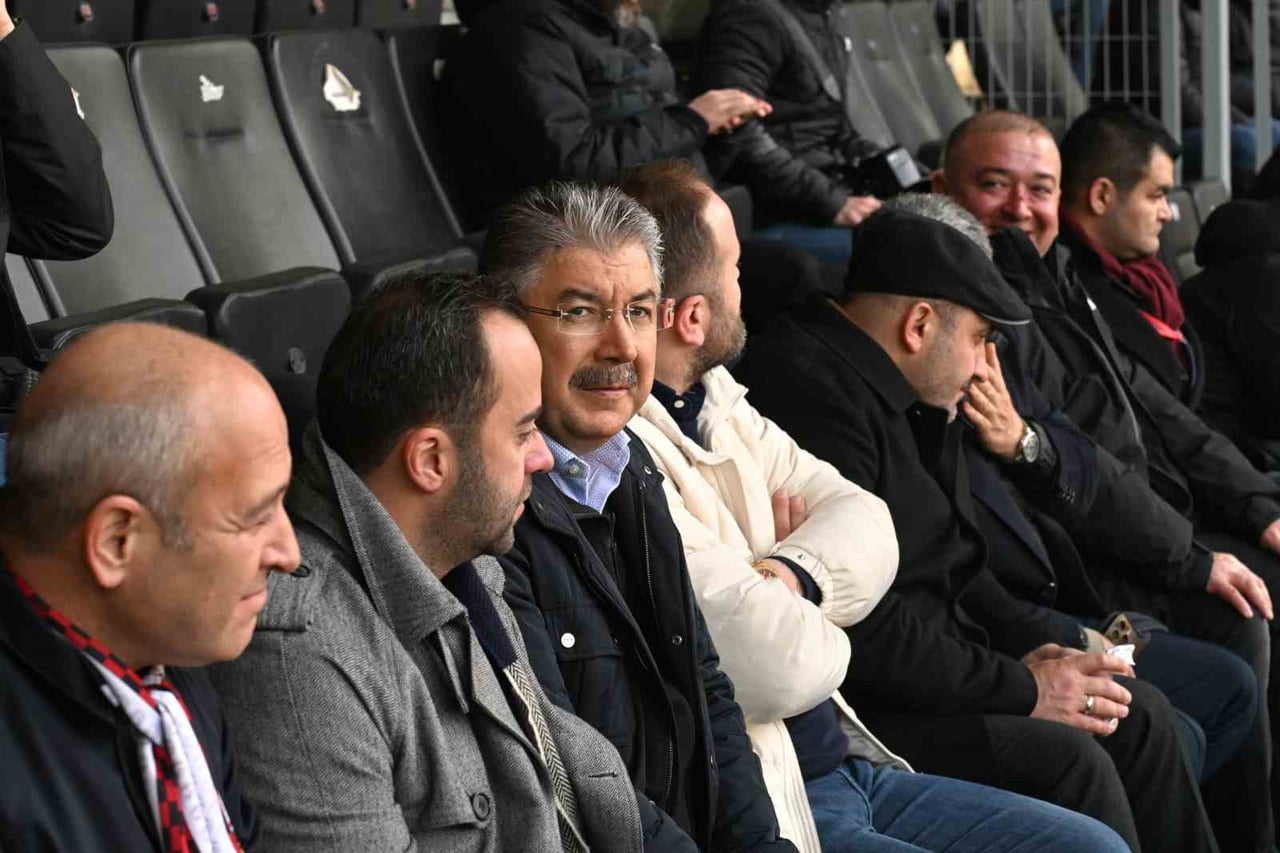 ESKİŞEHİR VALİSİ DR. ERDİNÇ YILMAZ, TFF 3. LİG 4. GRUP’TA MÜCADELE EDEN ESKİŞEHİRSPOR’UN ALTAY İLE...