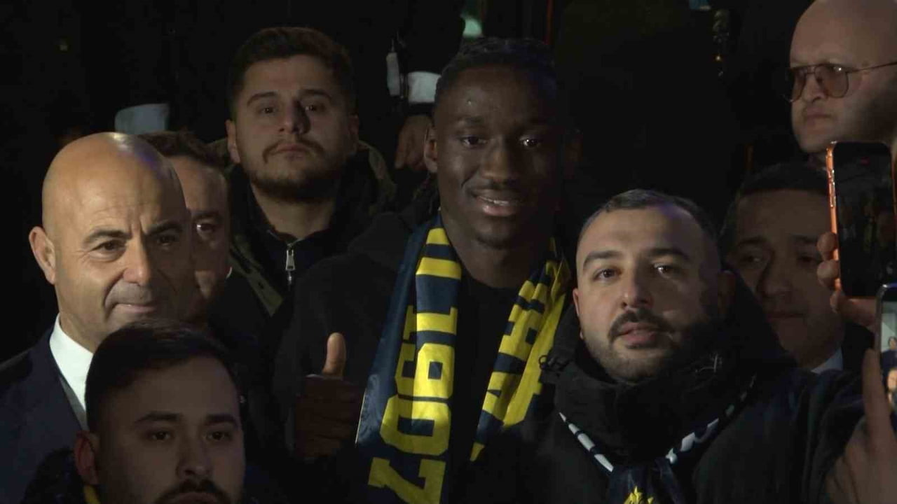 FENERBAHÇE'NİN YENİ TRANSFERİ SİDİKİ CHERİF, İSTANBUL'DA