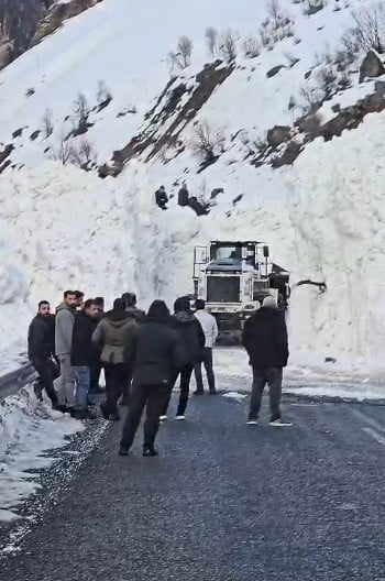 HAKKÂRİ’DE YOĞUN KAR YAĞIŞI VE ARDINDAN GELEN YAĞMUR SONRASI VAN-HAKKARİ VE ŞIRNAK YOLUNUN ÜÇ AYRI...