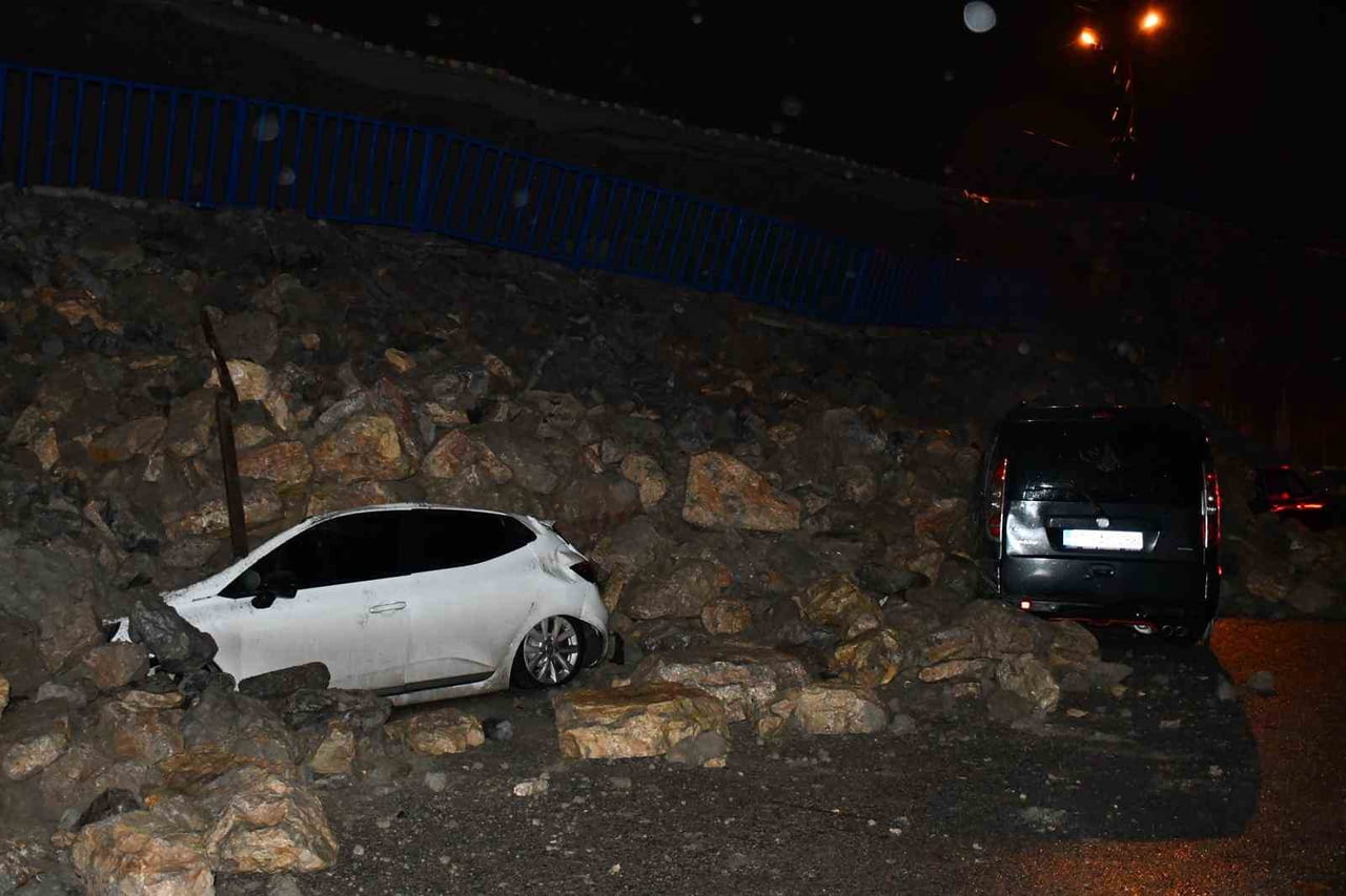 HATAY’DA İSTİNAT DUVARI PARK HALİNDEKİ 7ARACIN ÜZERİNE ÇÖKTÜ. YARALANMANIN VE CAN KAYBININ...