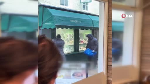 İngiltere’nin başkenti Londra’da yüzleri maskeli iki kişi, dün yerel saatle 10.30 sıralarında...