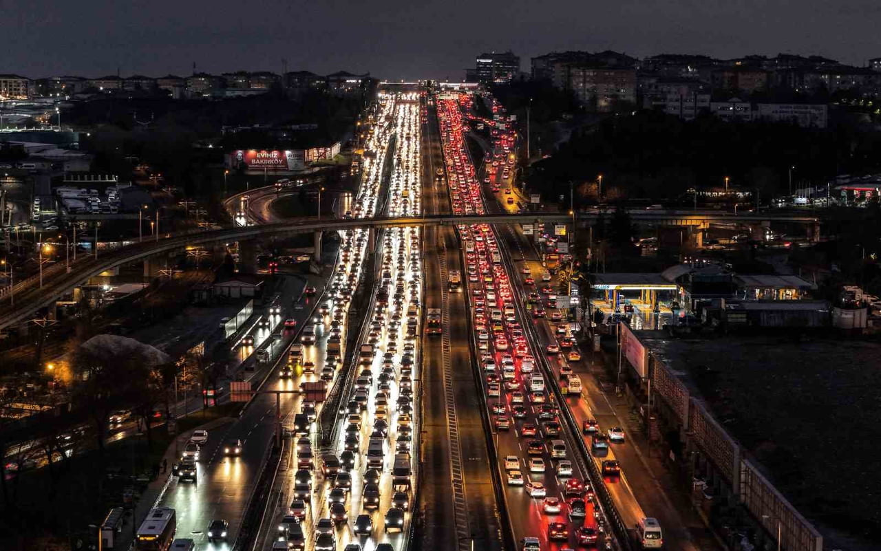 İŞ ÇIKIŞ SAATLERİNDE TRAFİK YOĞUNLUĞU, OKULLAR KAPALI OLMASINA RAĞMEN HAFTA BOYUNCA YÜZDE 80...