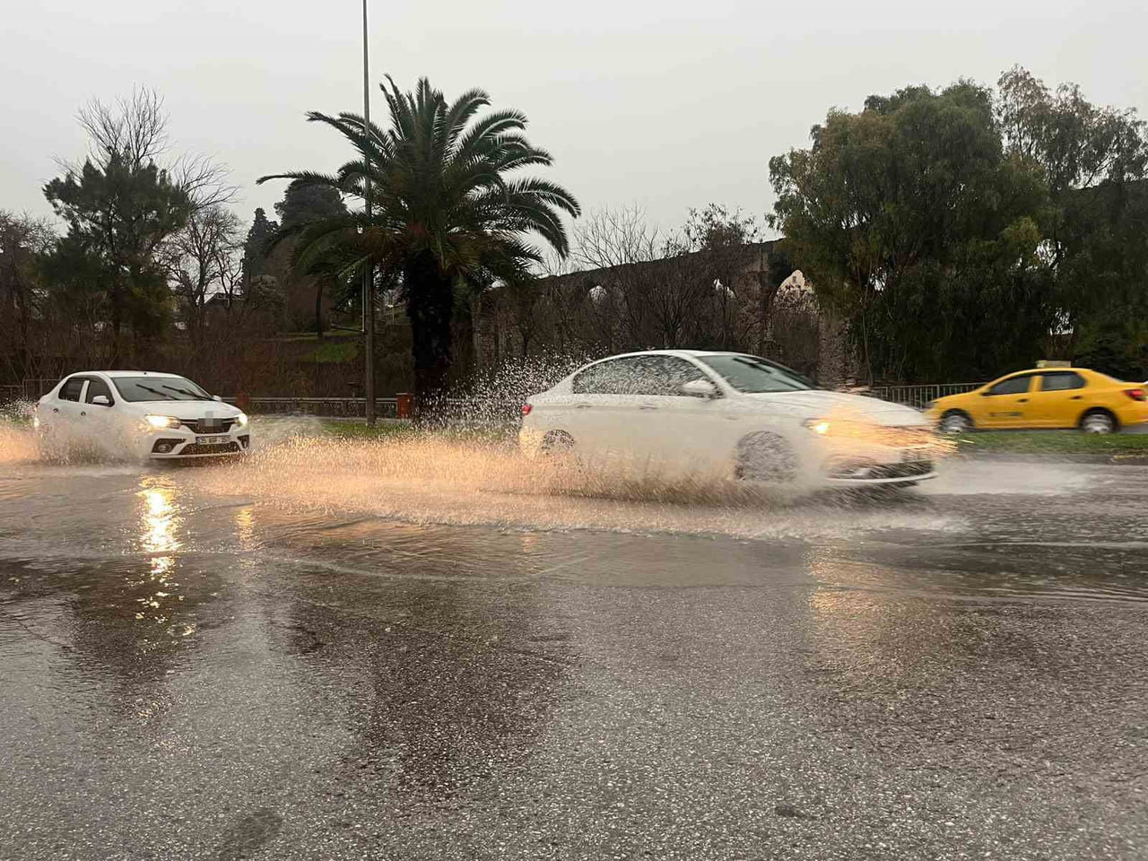 İZMİR'DE ÖĞLE SAATLERİNDEN İTİBAREN ETKİLİ OLAN SAĞANAK YAĞIŞ VE FIRTINA HAYATI OLUMSUZ ETKİLEDİ....