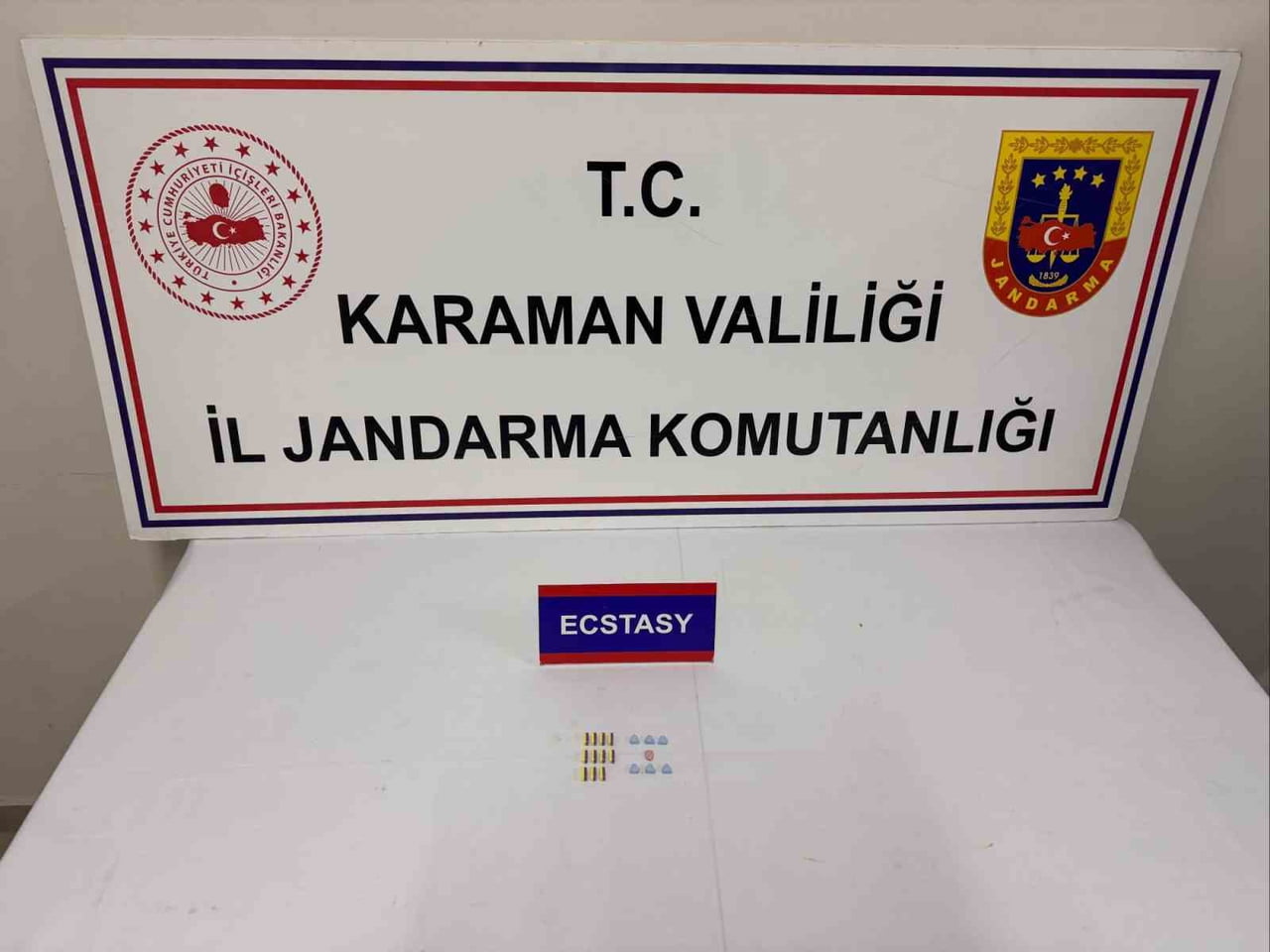 KARAMAN’DA JANDARMANIN YAPTIĞI UYGULAMALARDA UYUŞTURUCU VE KAÇAK SİGARALAR ELE GEÇİRİLDİ