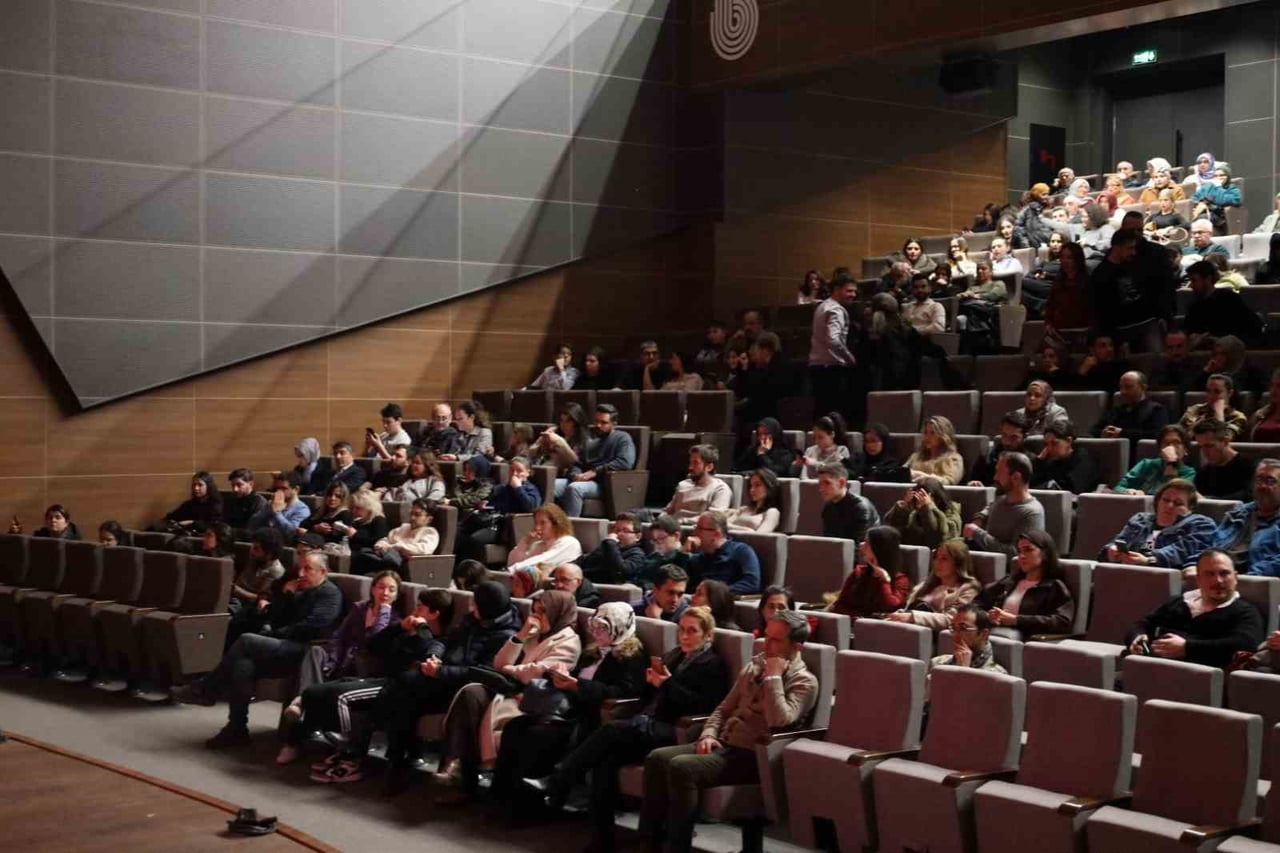 KOCAELİ BÜYÜKŞEHİR BELEDİYESİ ŞEHİR TİYATROLARI, "MASANIN ALTINDA" ADLI OYUNU BAŞİSKELE İLÇESİNDE...