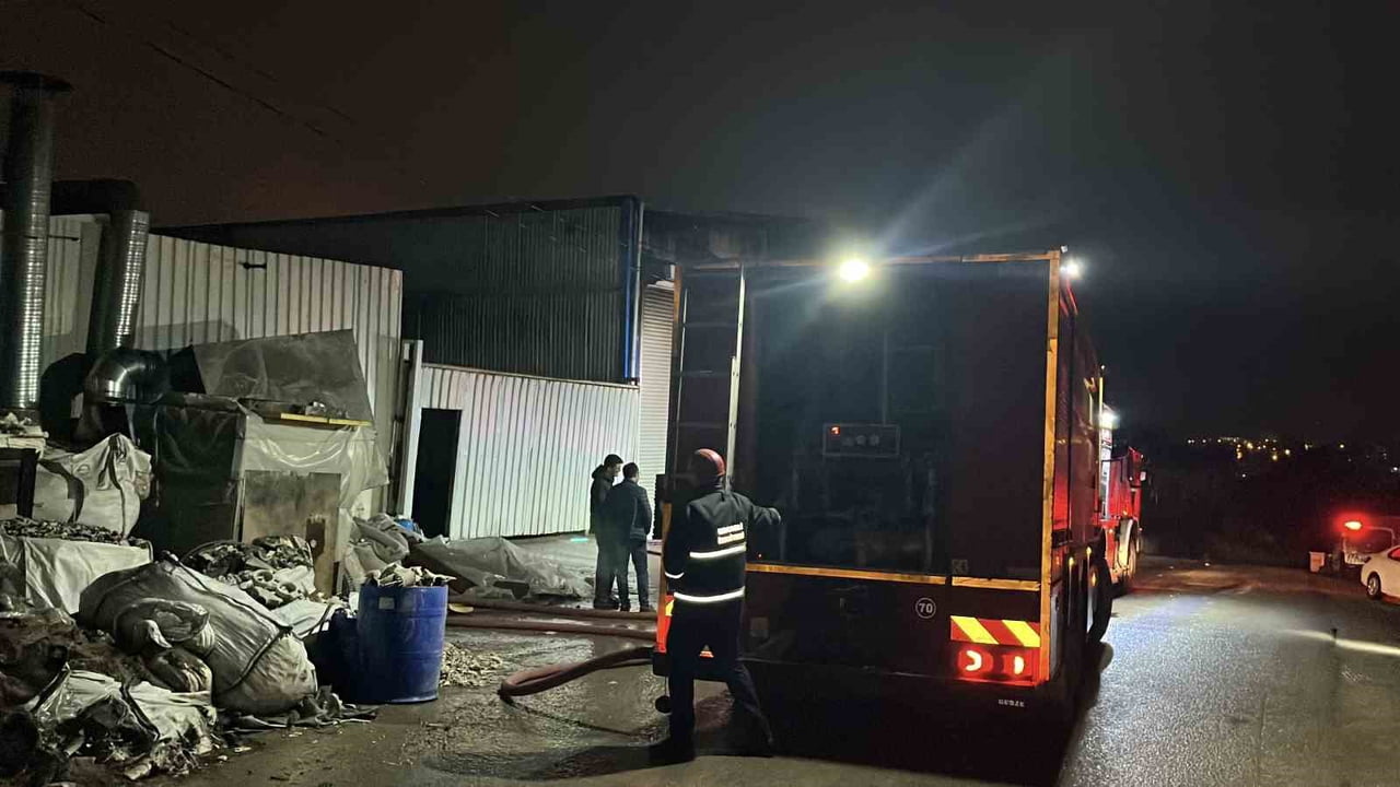 KOCAELİ’NİN ÇAYIROVA İLÇESİNDE BİR METAL İŞLEME FİRMASINA AİT İŞ YERİNDE YANGIN...