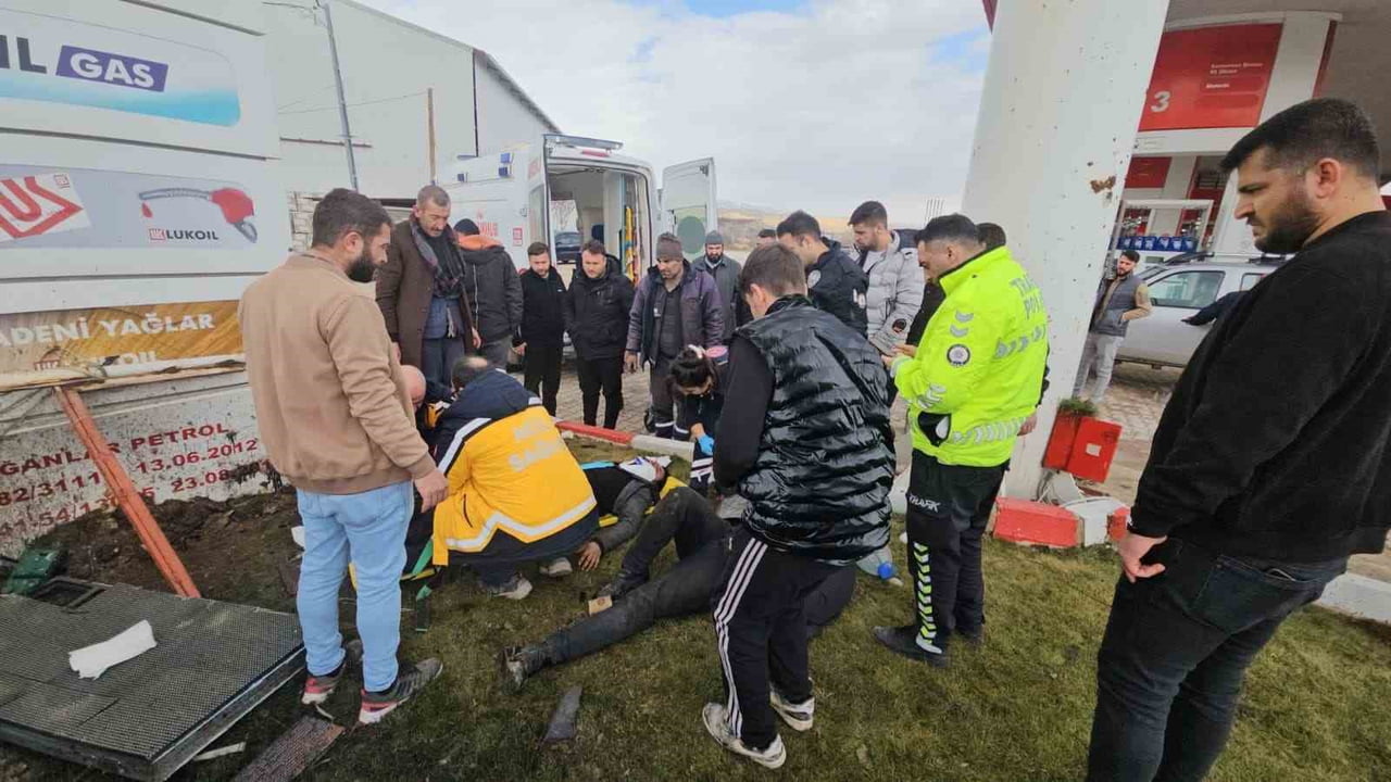 KONTROLDEN ÇIKAN HAFİF TİCARİ ARAÇ AKARYAKIT İSTASYONUNA DALDI: 2 YARALI