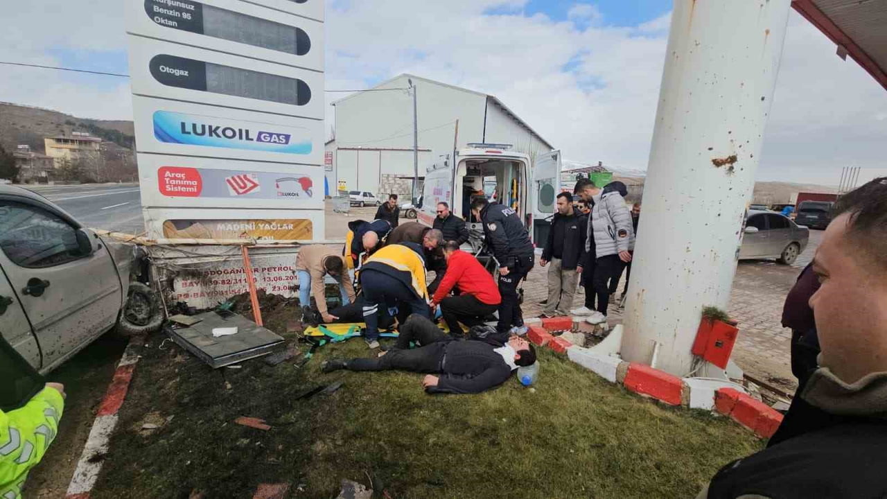 KONTROLDEN ÇIKAN HAFİF TİCARİ ARAÇ AKARYAKIT İSTASYONUNA DALDI: 2 YARALI