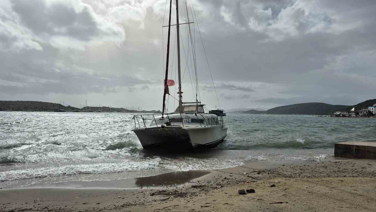 MUĞLA’NIN BODRUM İLÇESİNDE ETKİLİ OLAN FIRTINA NEDENİYLE KOYDA DEMİRLİ TOPLAM 8 TEKNE KIYIYA...