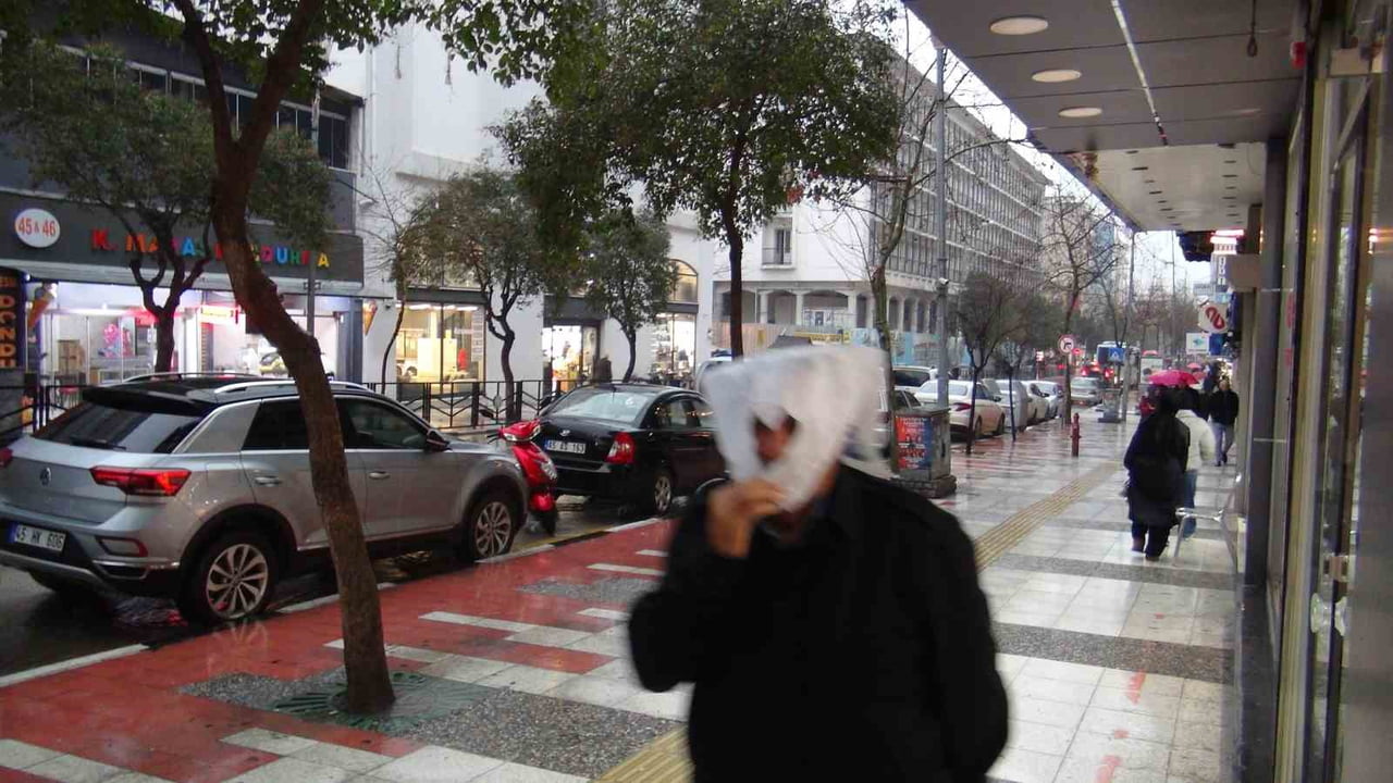 ÖĞLEDEN SONRA BAŞLAYAN KUVVETLİ SAĞANAK, MANİSA’DA CADDE VE SOKAKLARI GÖLE ÇEVİRİRKEN, BÜYÜKŞEHİR...