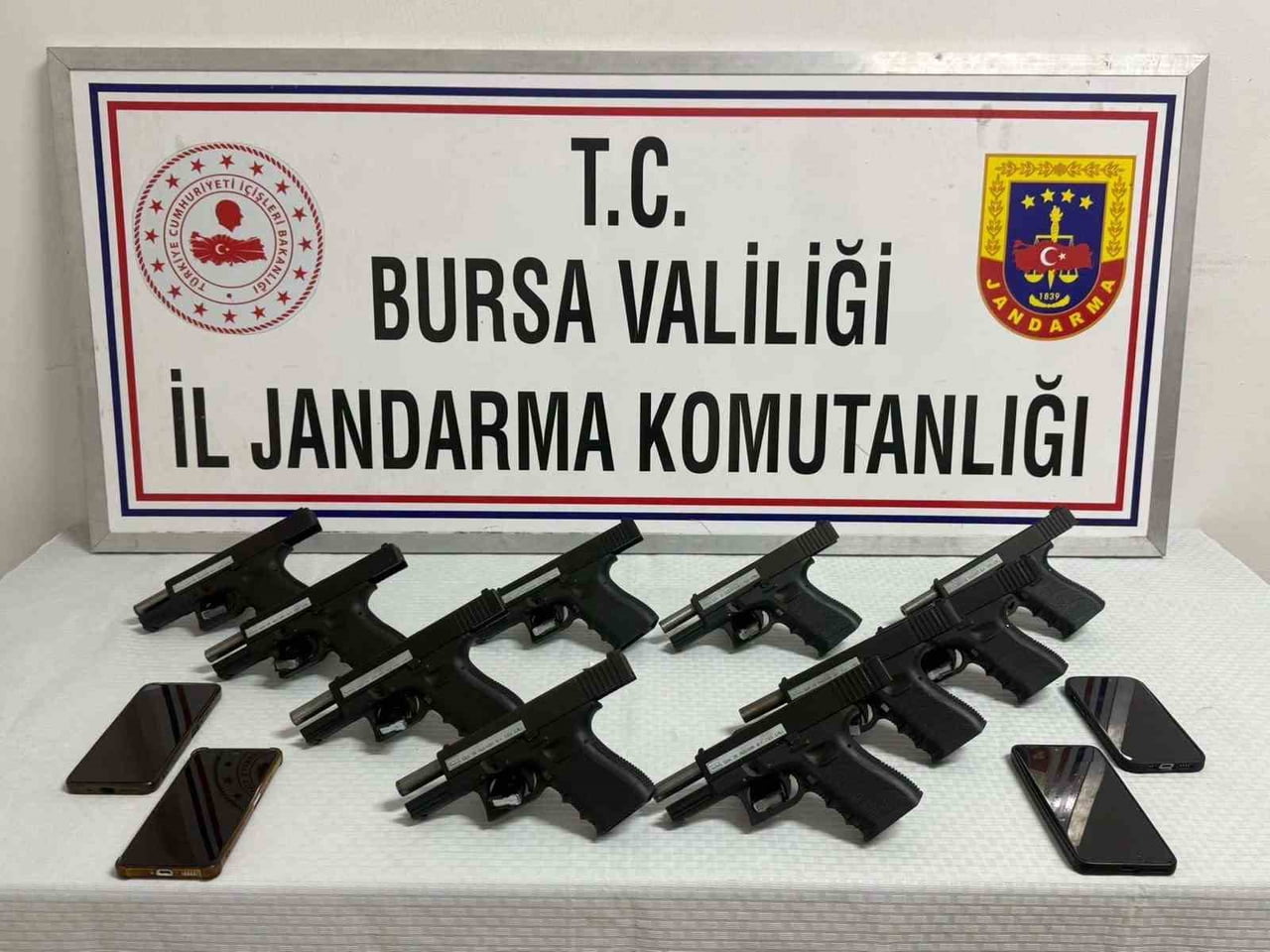 OPERASYONDA, (4) ŞÜPHELİ ŞAHIS GÖZALTINA ALINIRKEN, TOPLAMDA (10) ADET RUHSATSIZ TABANCA VE ŞARJÖR...