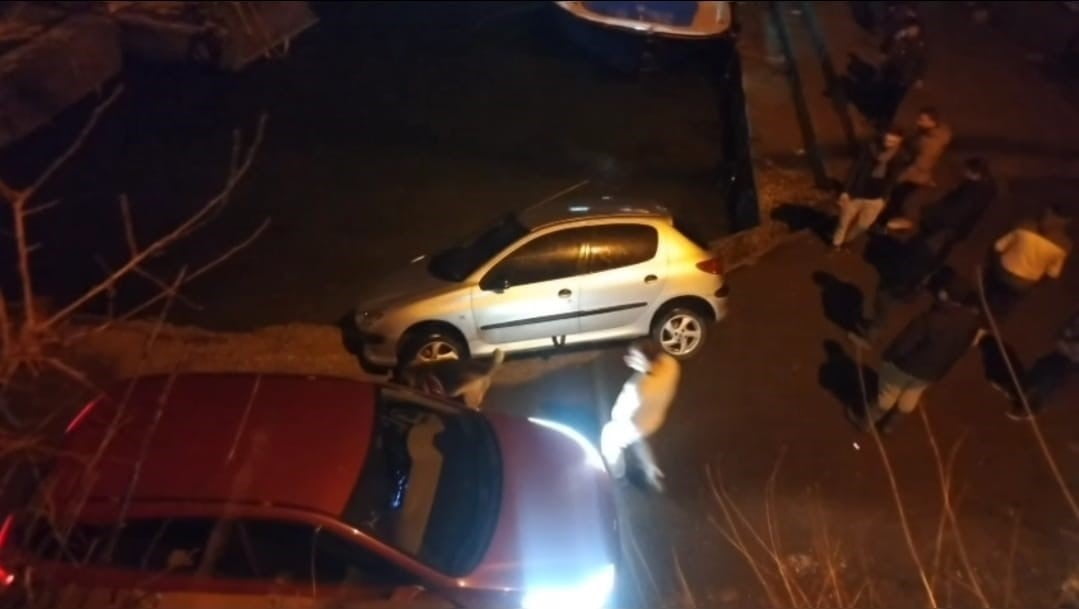 SARIYER'DE AYNI YERDE AYNI ŞEKİLDE İKİNCİ ARAÇ MENDİREKTE ASILI KALDI.