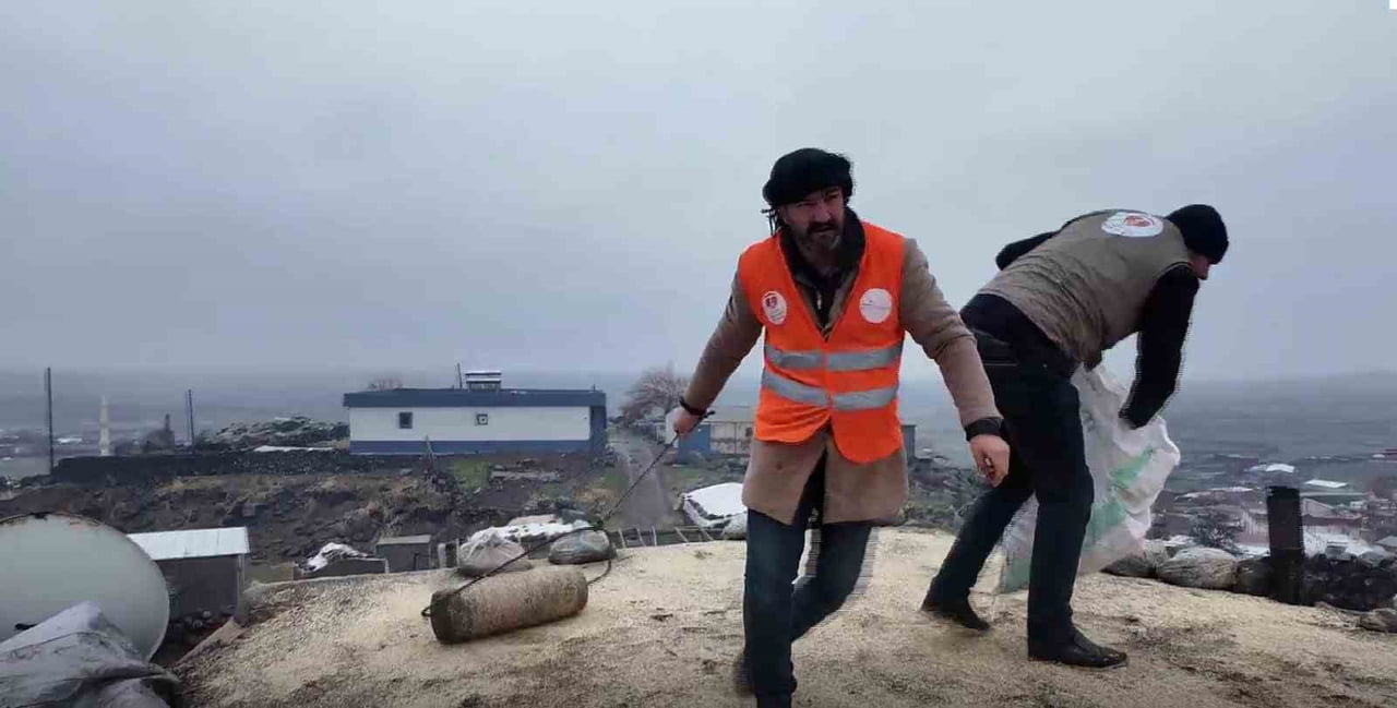 SİVEREK’TE MAĞDUR AİLEYE HAYIRSEVERLERDEN DESTEK