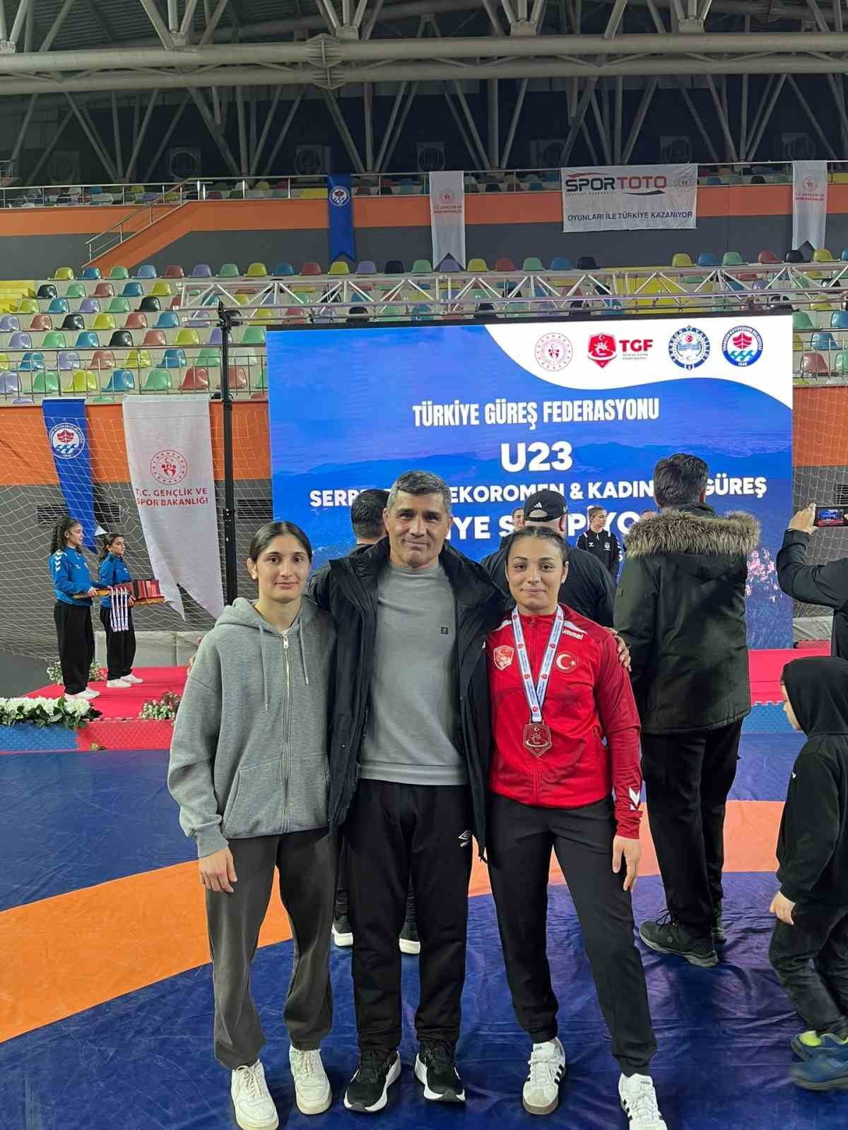 TRABZON'DA GERÇEKLEŞTİRİLEN GÜREŞ ŞAMPİYONASI'NDA MÜCADELE EDEN AYDINLI SPORCU SUNA DURMAZ, 56...